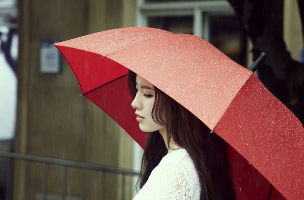 김예림 빨간 우산을 든 이미지