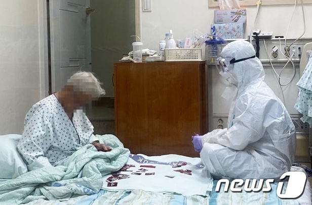 격리치매할머니졸기만해서방호복화투놀이간호사뒷얘기뭉클