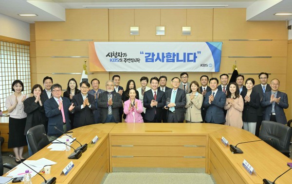 KBS, TV수신료 통합징수법 통과에 감사패 전달 이미지