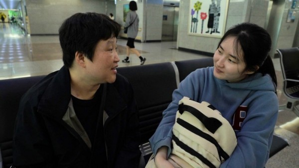 엄마와 동생을 지키기 위해 전전긍긍하는 스물한 살의 서연이 이미지