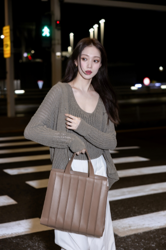 이성경, 막스마라 출국 패션으로 시선 집중 이미지