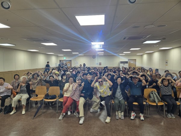 김경민, 노현태와 함께하는 건강박수, 어르신들 웃음꽃 피우다 이미지