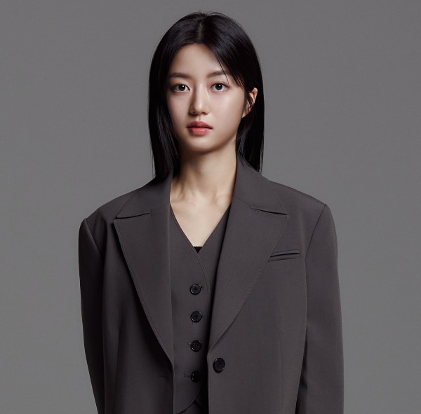김현수, 연극 ‘나의 아저씨’ 이지안으로 무대에 오르다 이미지