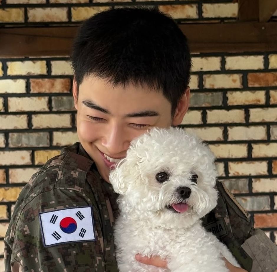 Hot News-군복 입은 차은우, 반려견 동동이와 따뜻한 재회 순간