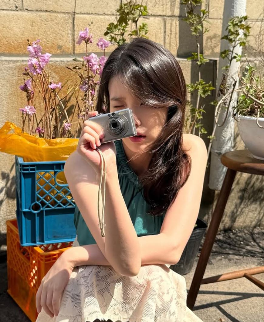 Hot News-아이유, 다채로운 전시와 한정판 굿즈 선보이는 팝업스토어 10일 개최